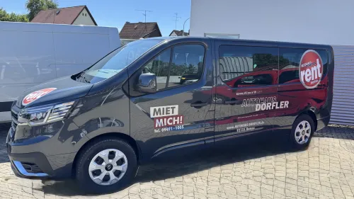 Renault Trafic Mietwagen mit „Miet mich!"-Beschriftung von rent hemau am Autohaus Dörfler