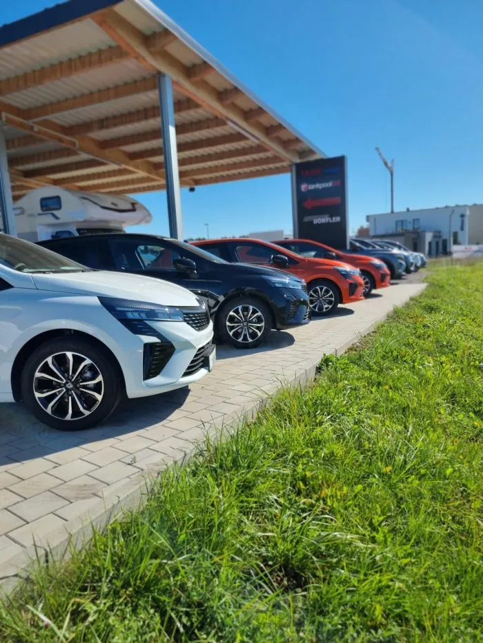 Fahrzeugausstellung unter dem Carport am Standort Dörfler am Kreisl